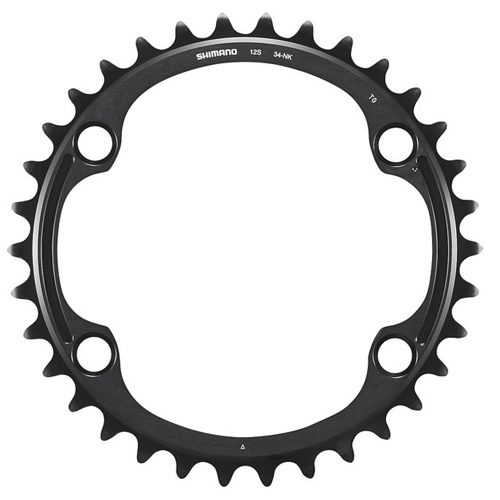 Svart Shimano Dura Ace FC-R9200 framdrev med 34 tänder visas i starkt ljus. Detaljrikedom framhäver kedjans tänder och texten 'Shimano 12S 34-NK' på drevet.