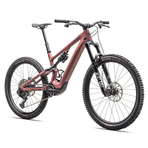 Röd Specialized Levo SL 2 Comp carbon el-mountainbike i detalj, fångad i studiobelysning mot en vit bakgrund. Visar cykelns design och komponenter.