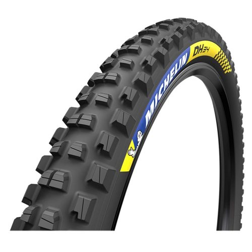 Detaljerat foto av ett Michelin DH 34 cykeldäck. Starka kontraster och skarpt ljus framhäver däckmönstret. Michelingubben syns tydligt på däckets sidovägg, tillsammans med 'DH34'-märkningen.
