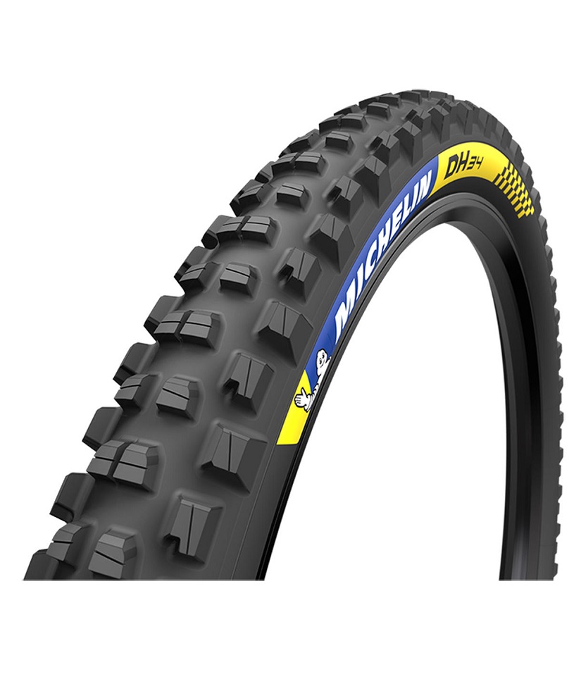 Michelin-DH-32 Detaljerat foto av ett Michelin DH 34 cykeldäck. Starka kontraster och skarpt ljus framhäver däckmönstret. Michelingubben syns tydligt på däckets sidovägg, tillsammans med 'DH34'-märkningen.