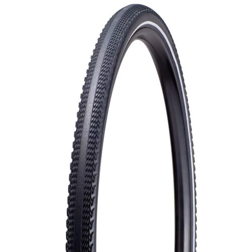 Ett Specialized Pathfinder Sport graveldäck i svart med reflexrand, uppställt mot en vit bakgrund. Däcket har ett tydligt mönster för bra grepp, bra belysning framhäver detaljerna.
