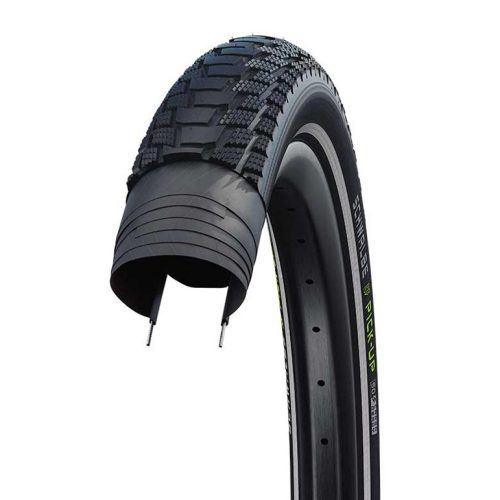 Detaljrik bild av ett Schwalbe Pick-Up 20" lastcykeldäck. Däcket är delvis monterat på en fälg, vilket framhäver mönstret och konstruktionen. Ljuset är jämnt och visar tydligt detaljerna.