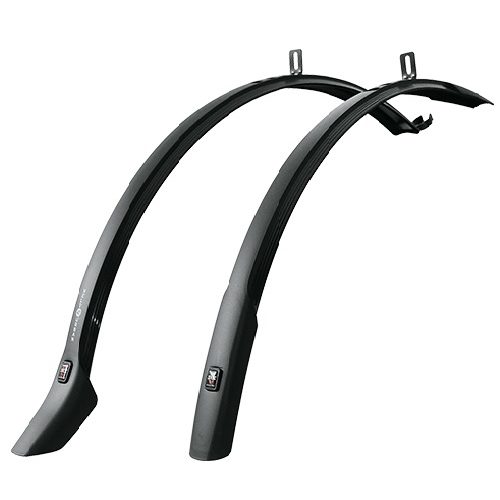 Närbild av ett SKS Velo 42 skärmset. Skärmarna är svarta med silverfärgade detaljer och hängs upp på en vit bakgrund. Mjukt ljus framhäver formen och texturen.