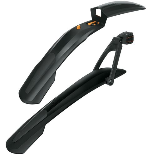 Ett par svarta SKS X-blade och Shockblade skärmar för 26/27,5 eller 29/27,5 Plus-cyklar. Produktfotografering i studio med skarp fokus och detaljerad återgivning.