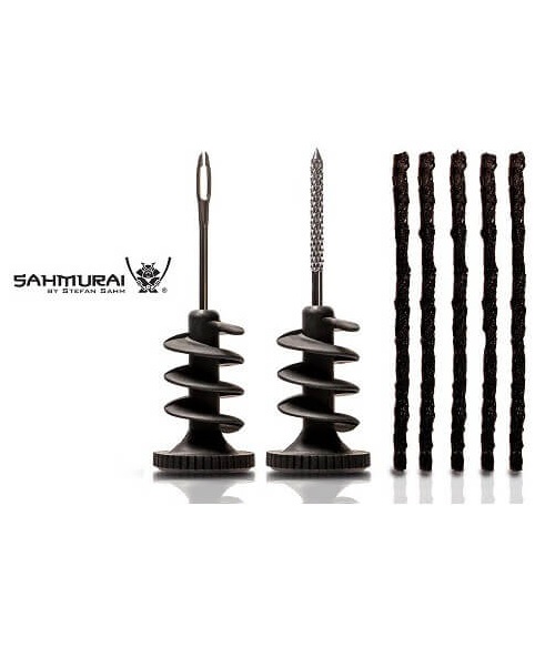 SahmuraiSword En detaljerad vy av Sahmurai Sword 2.0 tätningspluggar och verktyg. Starkt ljus framhäver detaljerna i verktygens spiraldesign och pluggarnas textur. Enkel bakgrund.