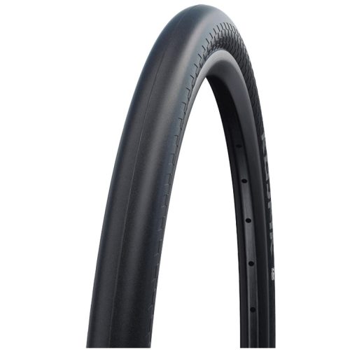 Ett svart Schwalbe Kojak 35-559 mm 26x1,35" däck visas i halvprofil mot en vit bakgrund. Fokus ligger på däckets mönster och textur i studiomiljö med jämn belysning.