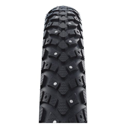 Närbild av ett Schwalbe Marathon Winter dubbdäck, 27,5 tum. Däcket har ett distinkt mönster med många dubbar för säkert grepp på is och snö. Starkt ljus framhäver detaljerna.