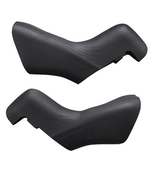 Shimano-hoods-ST-R7100 Ett par svarta Shimano reglageskydd för 105 ST-R7100 visas mot en ljus bakgrund. Skydden har en texturerad yta och är formade för optimalt grepp och aerodynamik. Produktdetaljer tydliga.