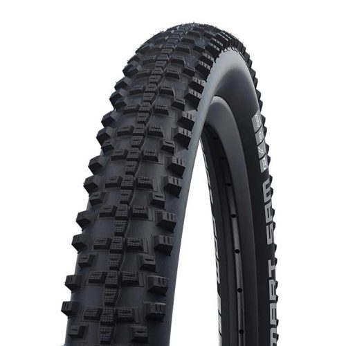 Ett svart Schwalbe Smart Sam 24" mountainbike däck, belyst framifrån, visar detaljerade mönster för optimalt grepp och kontroll på alla typer av MTB-spår.