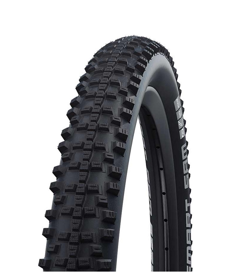 Smart-Sam-perform Ett svart Schwalbe Smart Sam 24" mountainbike däck, belyst framifrån, visar detaljerade mönster för optimalt grepp och kontroll på alla typer av MTB-spår.