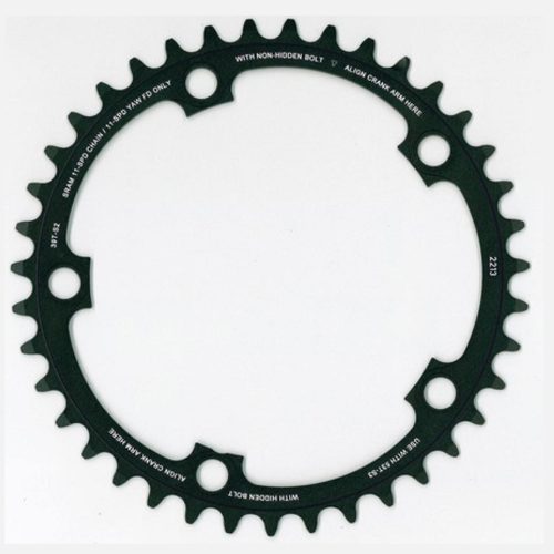 Detaljerad bild av ett svart Framdrev Sram Force 22 X-Glide, 2x11s – 39/53T. Belysningen är jämn och framhäver märkningarna "SRAM 11-SPD CHAIN/11-SPD YAW FD ONLY", "ALIGN CRANK ARM HERE" och "WITH HIDDEN BOLT".