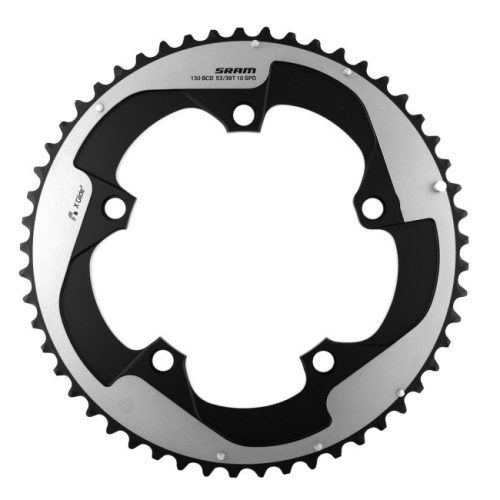 Närbild av ett svart och silverfärgat Sram Red X-Glide™ framdrev med 2x10 växlar och 34/50 tänder. Detaljerad bild med tydlig skärpa och ljus som framhäver konstruktionen.