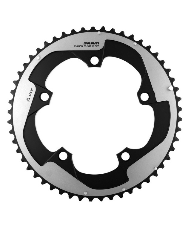 Sram-Red-10-110-50 Närbild av ett svart och silverfärgat Sram Red X-Glide™ framdrev med 2x10 växlar och 34/50 tänder. Detaljerad bild med tydlig skärpa och ljus som framhäver konstruktionen.
