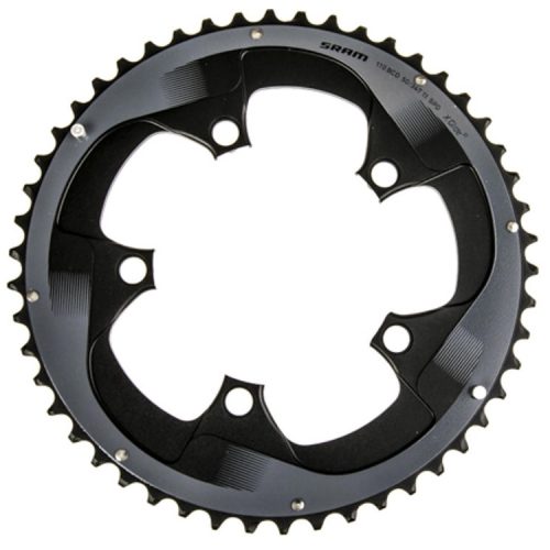 Detaljerad bild av ett SRAM Force 22/Rival 22 X-Glide framdrev, 2x11s, 34/50T. Fokuserat ljus framhäver de precisa detaljerna och den svarta och gråa designen.