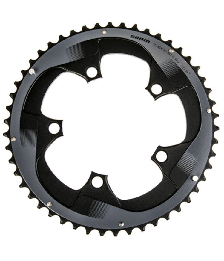 Sram-Red22-110-50 Detaljerad bild av ett SRAM Force 22/Rival 22 X-Glide framdrev, 2x11s, 34/50T. Fokuserat ljus framhäver de precisa detaljerna och den svarta och gråa designen.