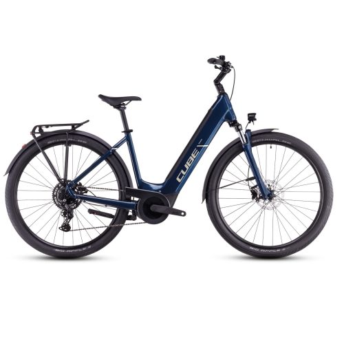 Mörkblå Cube Touring Hybrid elcykel med lågt insteg i studiobelysning. Detaljerad bild som visar cykelns komponenter och design. Perfekt för bekväma och smidiga cykelturer.