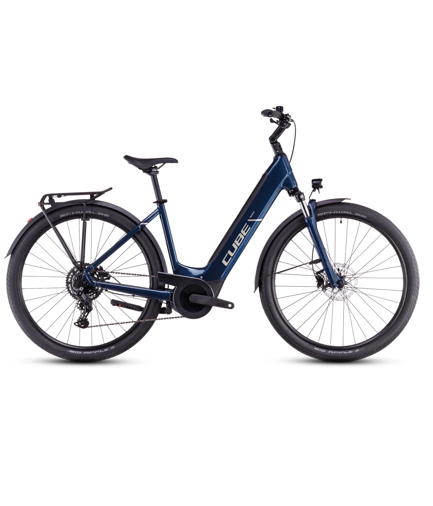 TOURING-HYBRID-ONE-500-ee-bla Mörkblå Cube Touring Hybrid elcykel med lågt insteg i studiobelysning. Detaljerad bild som visar cykelns komponenter och design. Perfekt för bekväma och smidiga cykelturer.