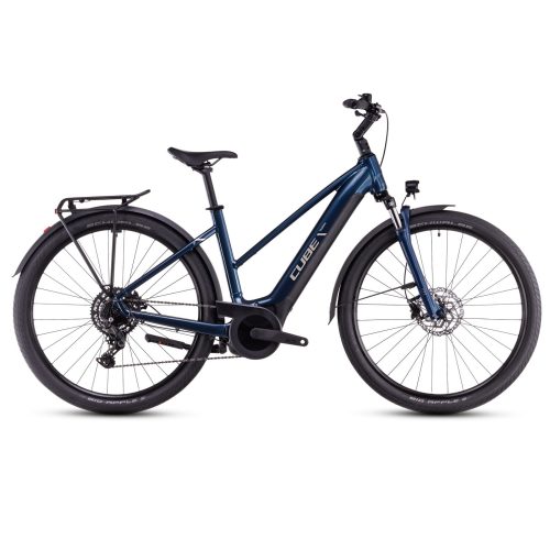 En blå Cube Touring Hybrid ONE 500 elcykel med trapezram, fotograferad i studioljus mot vit bakgrund. Cykeln har skärmar, pakethållare och dämpad framgaffel för komfort.