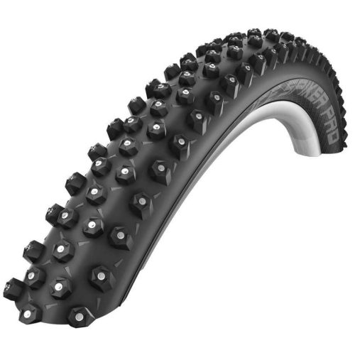 Detaljrik bild av ett Schwalbe Ice Spiker Pro dubbdäck, med fokus på de många dubbarna. Stark belysning framhäver däckets textur och profil, vilket ger en tydlig bild av dess greppförmåga.