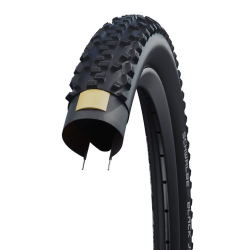 Ett Schwalbe Black Jack MTB-däck visas upp, monterat på en fälg men delvis avdraget för att visa konstruktionen. Belysningen är jämn och framhäver däckets mönster och material.
