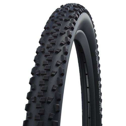Detaljerad bild av ett Schwalbe Black Jack mountainbike-däck. Kraftig mönstring syns tydligt. Marken är vit, och belysningen framhäver däckets struktur och form.