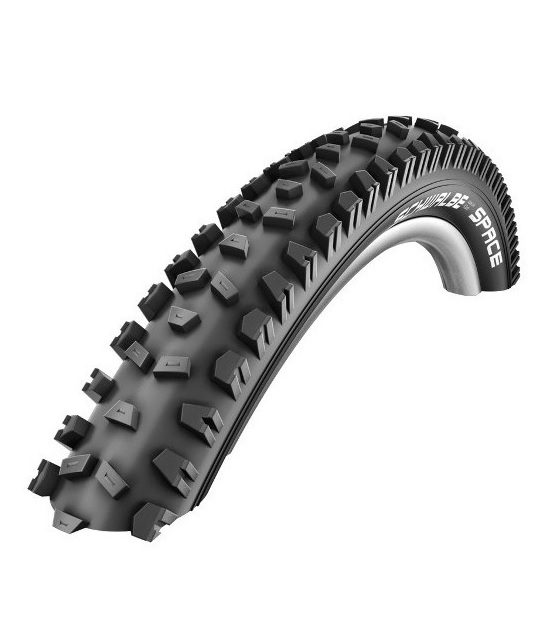 schwalbe-space-hs-326-mtb-tyre-60-559 Ett Schwalbe Space 60-559 mm däck, storlek 26x2,35 tum, visas i en detaljerad närbild. Däcket är svart med tydliga mönster och "SCHWALBE SPACE" text på sidan. Ljuset är jämnt och detaljerat.