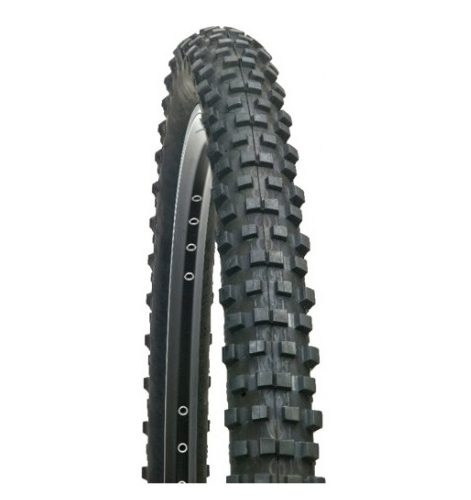 Närbild av ett Spectra Dirt Roller-däck, 62-559 mm 26x2,35", framhävt mot en ljus bakgrund. Däcket visar ett grovt, fyrkantigt mönster, med fokus på detaljerna i mönstret och fälgen.