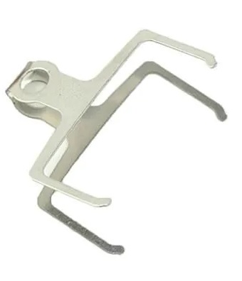sram-pad-spreader-elixir-level Närbild av en metallfjäder, avsedd för Sram/Avid Elixir/Level Ultimate, TLM bromsbelägg. Silverfärgad metall, ljusreflektioner, fokus på detaljer och funktion. Används i bromssystem.