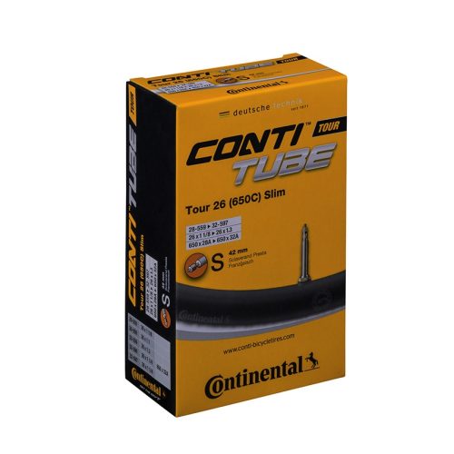Produktfotografi i studioljus visar en Continental Tour 26 (650C) Slim cykelslangförpackning. Förpackningen har tydlig produktinformation och varumärkesprofilering mot en guldfärgad bakgrund.