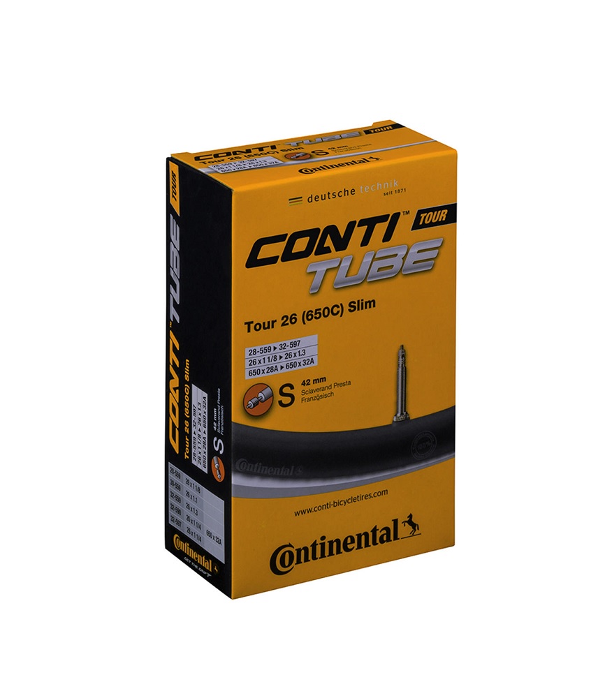 Conti-Tour-slim-26-rv Produktfotografi i studioljus visar en Continental Tour 26 (650C) Slim cykelslangförpackning. Förpackningen har tydlig produktinformation och varumärkesprofilering mot en guldfärgad bakgrund.