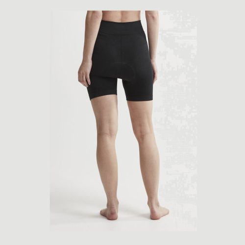 Ryggvy av kvinna med svarta Craft CORE Fuseknit Bike Boxer-shorts.