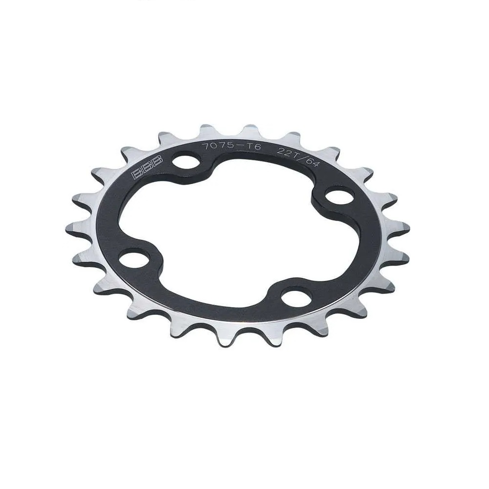 Framdrev BBB RoundAbout 26T tandat 64 mm bultcirkel, BCR-0626 Ett runt kedjehjul i metall – Framdrev BBB RoundAbout 26T – med fyra fästhål och flera tänder längs kanten, avsett för användning med en vevsats. På ytan finns ingraverat ”7075-T6” och ”26T/64”.