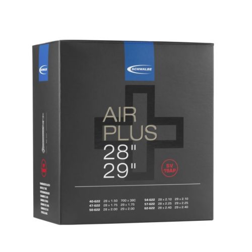 Förpackning med Schwalbe SV19AP Air Plus 28" slang, där produktens namn och dimensioner tydligt visas mot en mörkgrå bakgrund med subtil belysning som lyfter fram detaljerna.