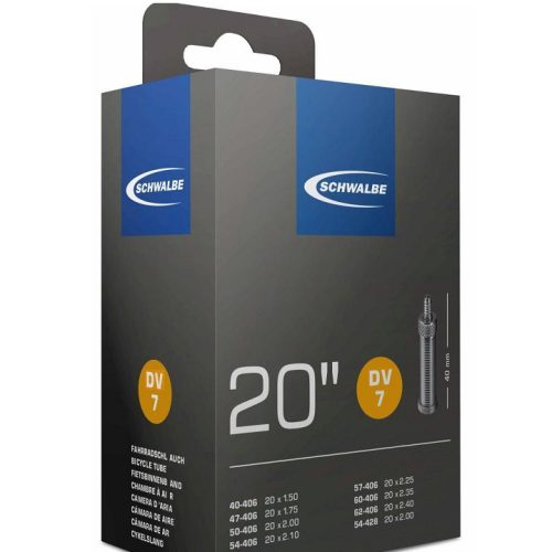 Produktfotografi av en Schwalbe cykelslang för 20-tums däck, modell DV7. Förpackningen i gråtoner med blå detaljer presenteras under studioljus och visar tydligt däckdimensioner och ventiltyp.