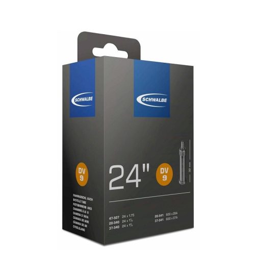 Närbild av en Schwalbe cykelslangförpackning med texten "24" och logotyperna "Schwalbe" och "DV 9" under välriktat ljus, vilket framhäver produktens detaljer och märke.