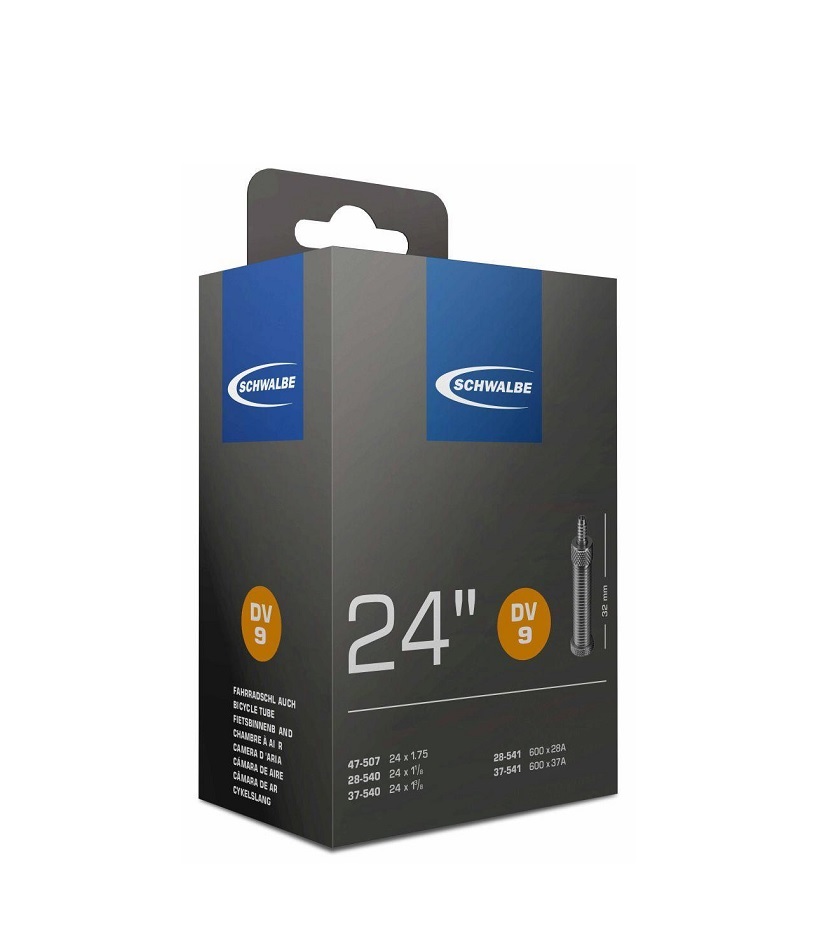 Schwalbe-DV9-24 Närbild av en Schwalbe cykelslangförpackning med texten "24" och logotyperna "Schwalbe" och "DV 9" under välriktat ljus, vilket framhäver produktens detaljer och märke.