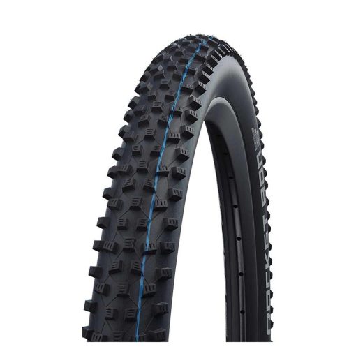 Ett MTB-däck av märket Schwalbe Rocket Ron Evo Super Ground TLE 29×2,25″ visas i en studiobild. Däcket är svart med blå detaljer och har ett distinkt mönster med små fyrkantiga knoppar.