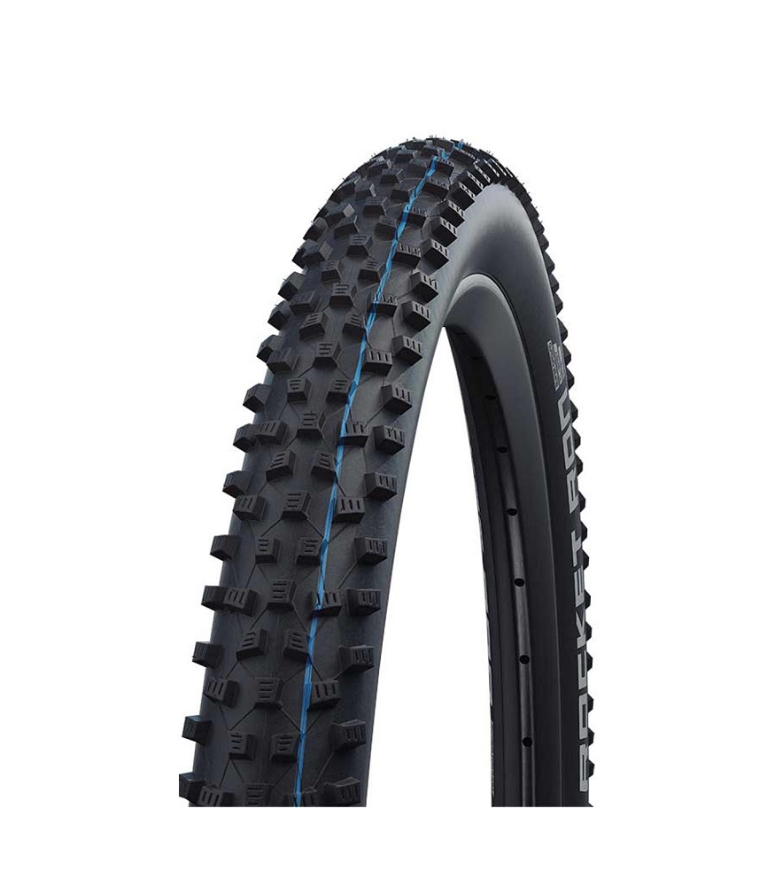 Schwalbe-Rocket-ron-Super-ground Ett MTB-däck av märket Schwalbe Rocket Ron Evo Super Ground TLE 29×2,25″ visas i en studiobild. Däcket är svart med blå detaljer och har ett distinkt mönster med små fyrkantiga knoppar.