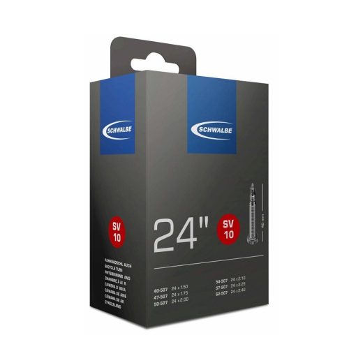 En grå Schwalbe cykelslangsförpackning med blå detaljer, står mot en vit bakgrund. Förpackningen visar tydligt storleken 24 tum samt ventilens utseende. Atmosfären är produktfokuserad med jämn belysning.