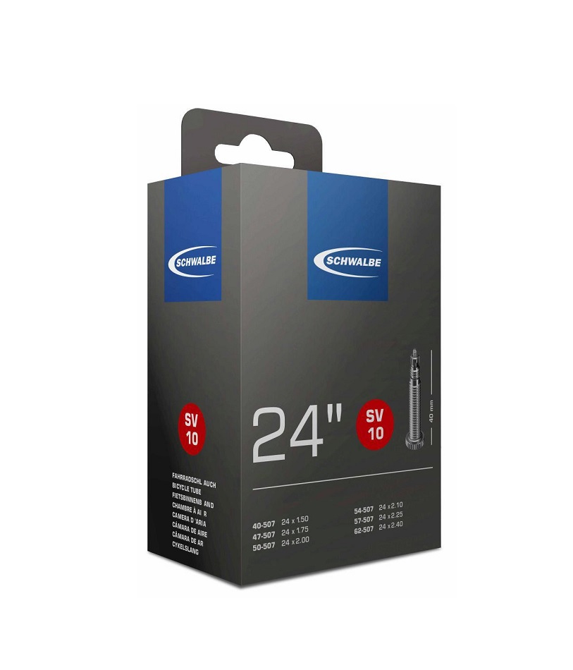 Schwalbe-SV10-24 En grå Schwalbe cykelslangsförpackning med blå detaljer, står mot en vit bakgrund. Förpackningen visar tydligt storleken 24 tum samt ventilens utseende. Atmosfären är produktfokuserad med jämn belysning.