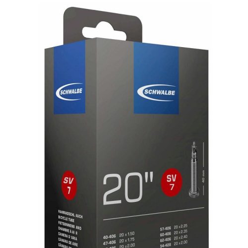 Närbild av en Schwalbe SV7 20-tums slangförpackning med en detaljerad produktbild och storleksinformation. Förpackningen är i gråskala med blå accenter, fotograferad i diffust ljus som framhäver produktens detaljer.
