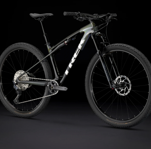 Mountainbike Trek Supercaliber SL 9.6, en högpresterande 29-tums cykel i flera färger.
