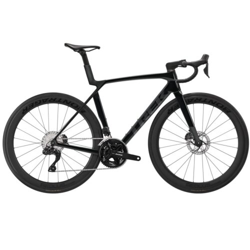 Svart Racer Trek Madone SL 6 Gen 8, 105 DI2 aerodynamisk landsvägscykel med hjul med djup profil och drop-styre.