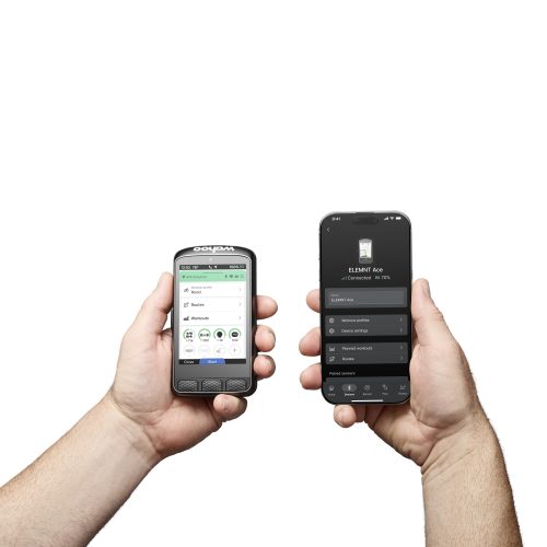 Två händer håller en Wahoo ELEMNT Ace och en iPhone som visar en app som synkroniserar information mellan enheterna. Ljuset är starkt, vilket framhäver detaljerna i enheterna och händerna.