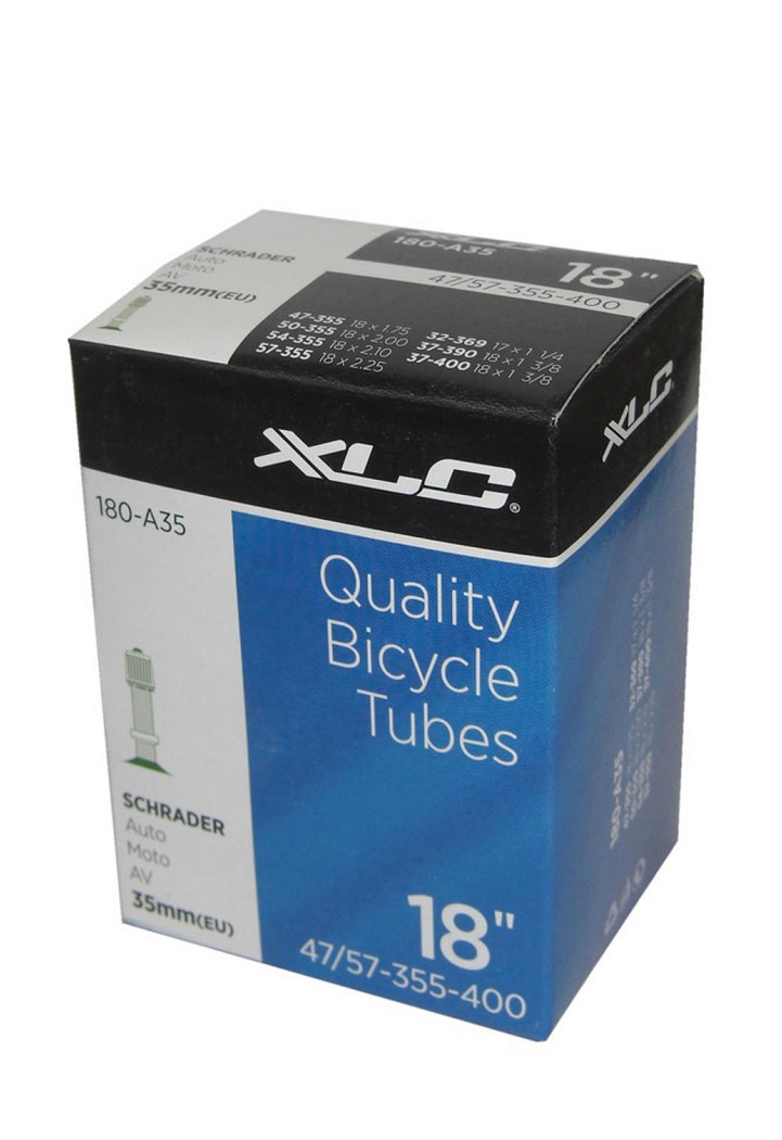 XLC-VT-A18-Slang En detaljerad bild av en XLC VT-A18 cykelslangförpackning med texten "Quality Bicycle Tubes" och "18" 47/57-355-400". Den har stark belysning och ger en tydlig visning av produkten.