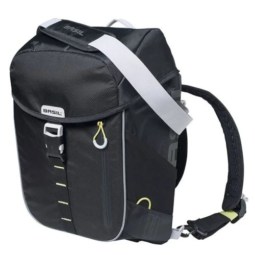 Svart Basil Miles daypack cykelväska/ryggsäck på 17 liter, sedd i vinkel.