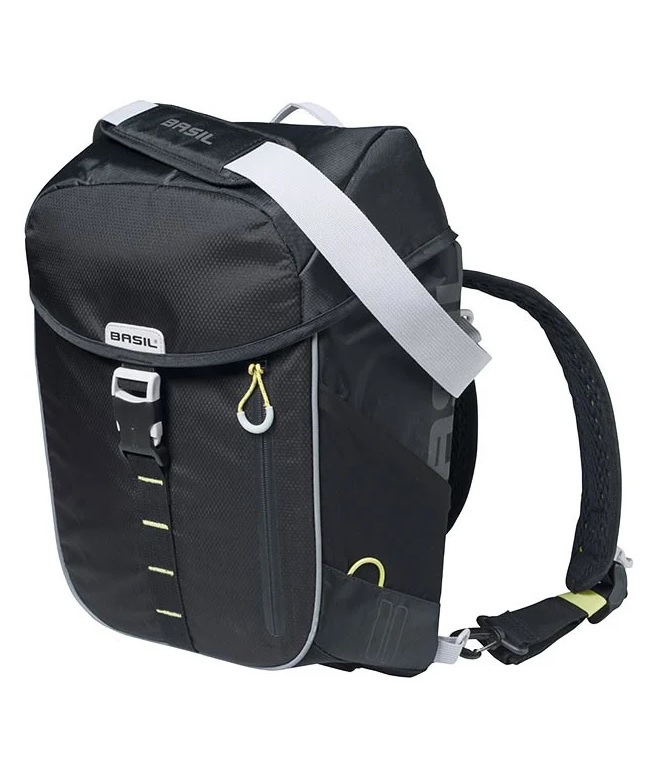 basil-miles-17-liter-1 Svart Basil Miles daypack cykelväska/ryggsäck på 17 liter, sedd i vinkel.