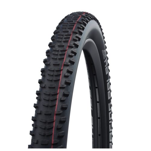 Detaljrik bild av ett Schwalbe Racing Ralph TLE 29 x 2,35" MTB-däck. Däcket är svart med röda detaljer och tydliga mönster för optimalt grepp. Studioljus framhäver däckets textur.
