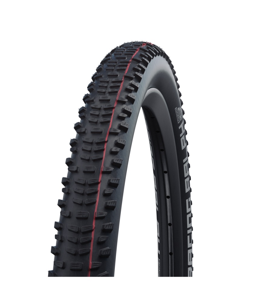 schwalbe-racing-ralph-speed-super-ground Detaljrik bild av ett Schwalbe Racing Ralph TLE 29 x 2,35" MTB-däck. Däcket är svart med röda detaljer och tydliga mönster för optimalt grepp. Studioljus framhäver däckets textur.