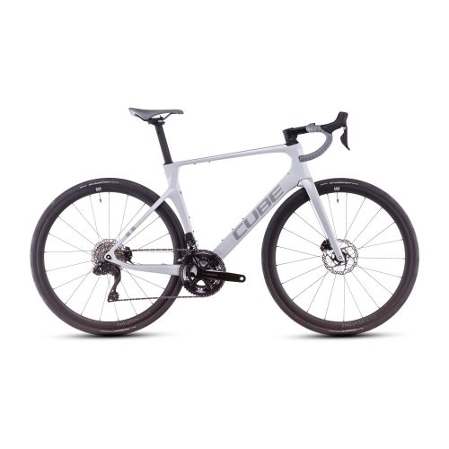 Grå Cube Agree C:62 ONE racer med 105 Di2 växel.